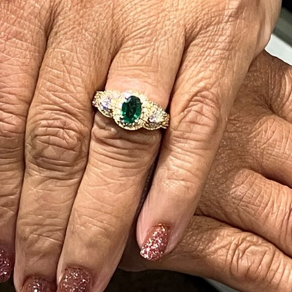 Emerald And Diamond Gold Ring - Picture 2 of 7